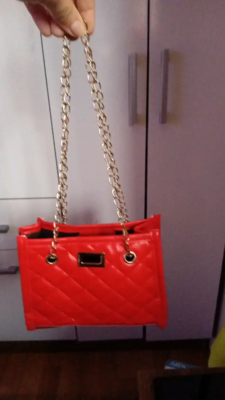 Cartera roja con cadena dorada elegante