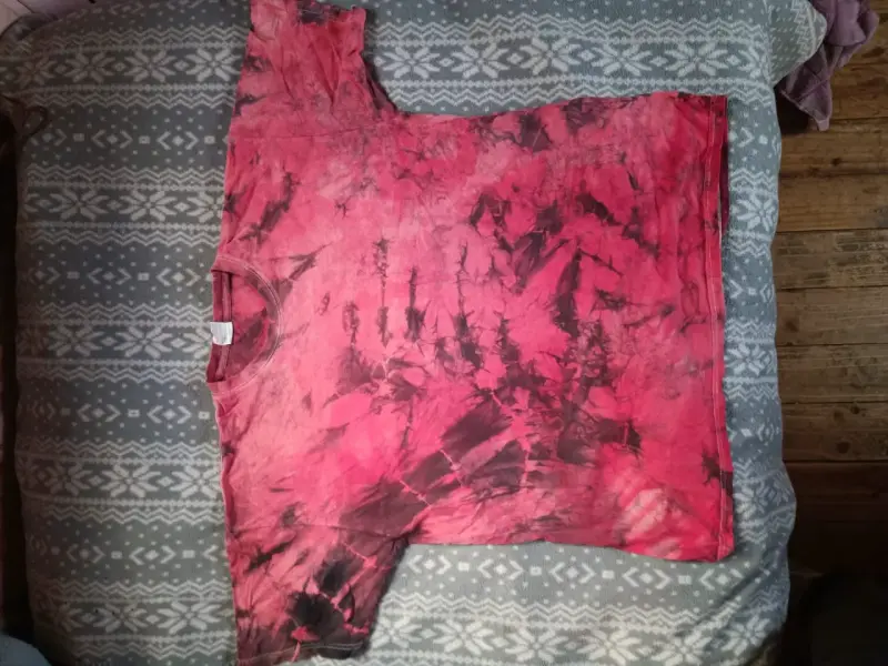 Polera roja y negra unisex