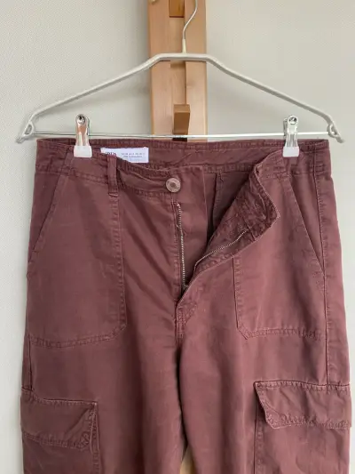 Pantalones cargo marrones Zara talla  38 - miniatura 2