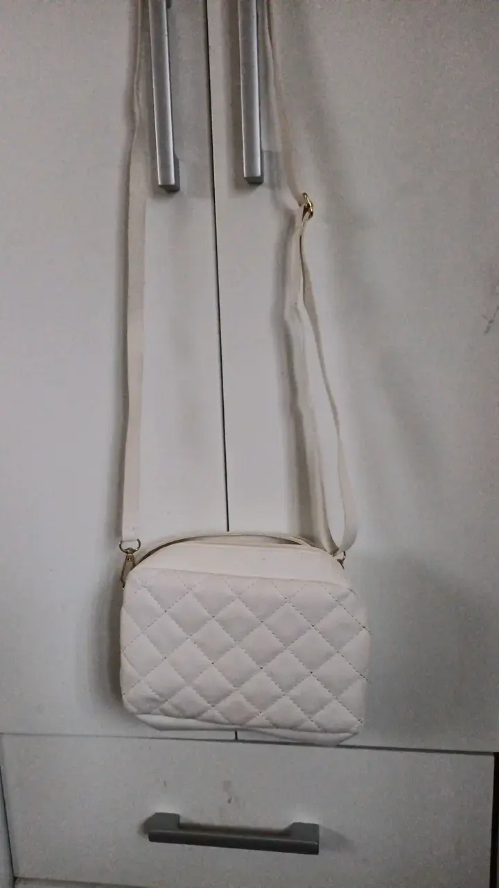 Cartera blanca acolchada con correa ajustable