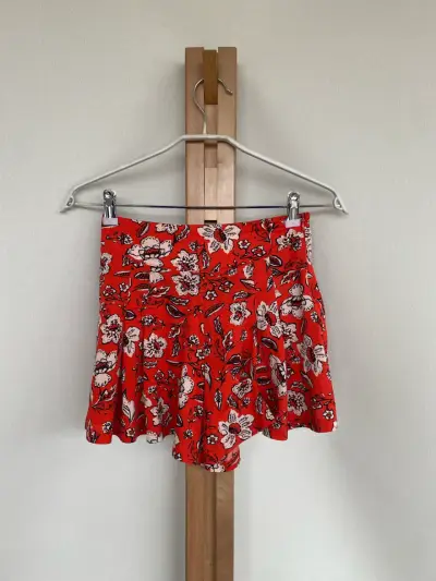 Short corto rojo con estampado floral. Talla xs - miniatura 1
