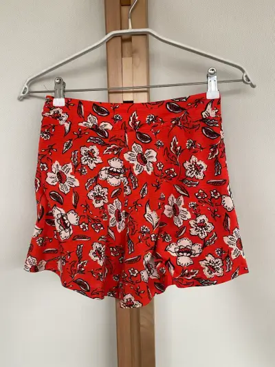 Short corto rojo con estampado floral. Talla xs - miniatura 2