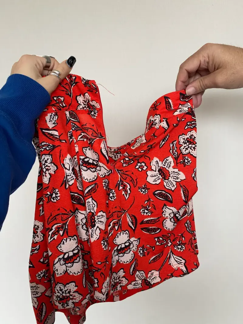 Short corto rojo con estampado floral. Talla xs - 3