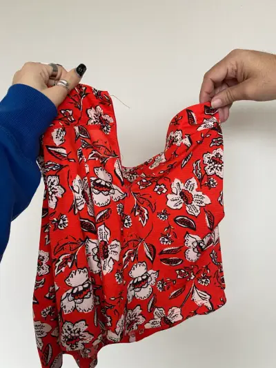 Short corto rojo con estampado floral. Talla xs - miniatura 3