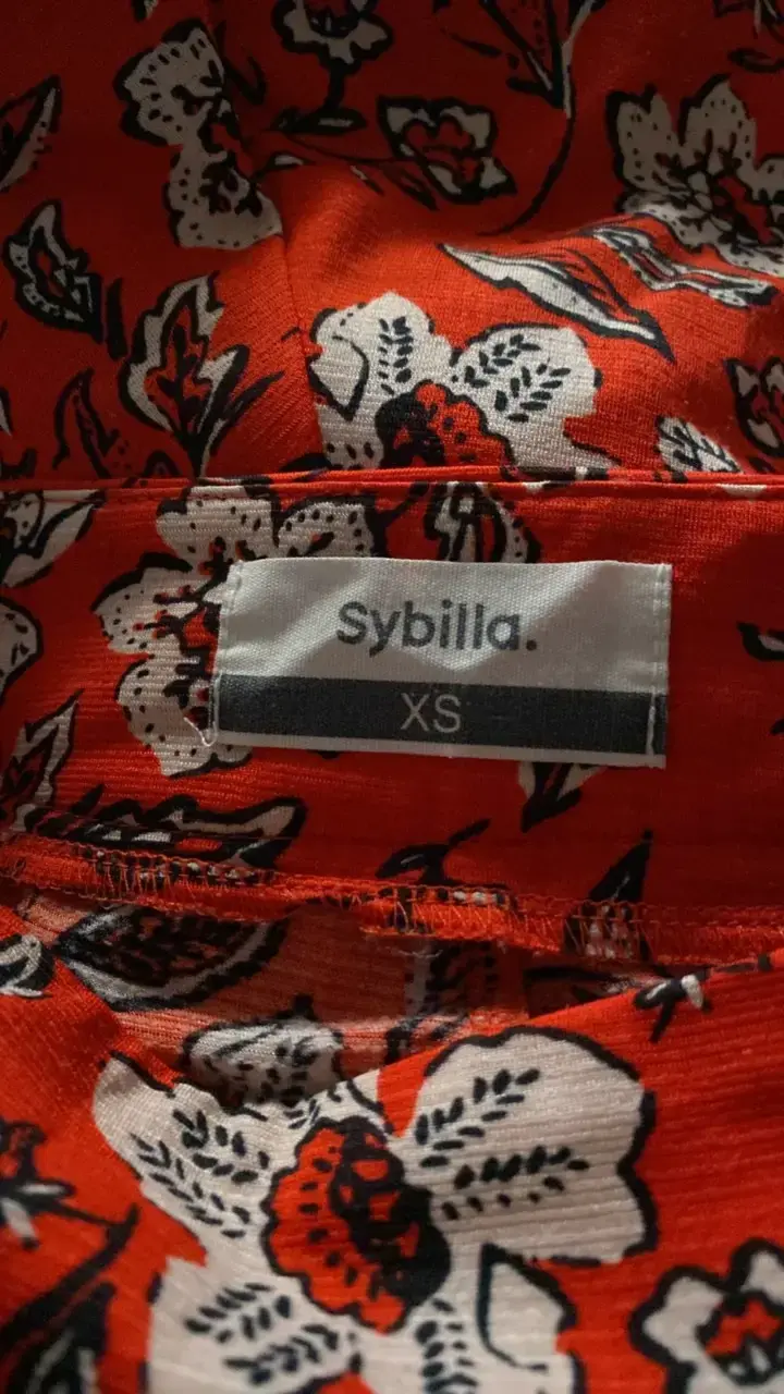 Short corto rojo con estampado floral. Talla xs - 4