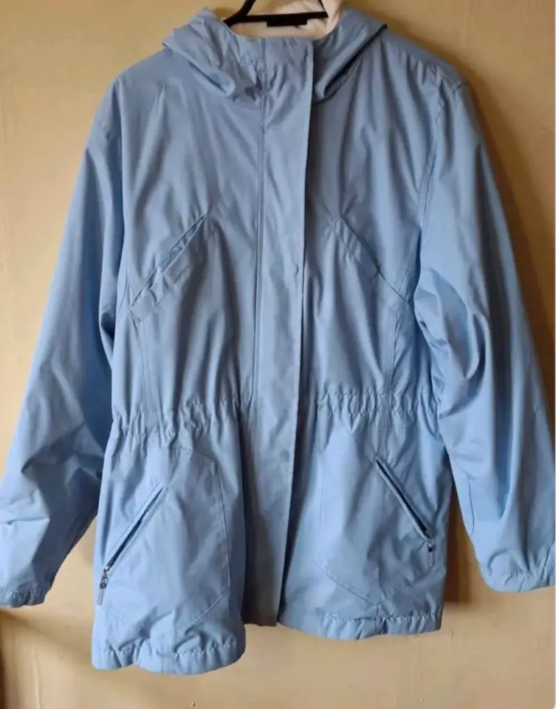 Chaqueta impermeable azul con capucha
