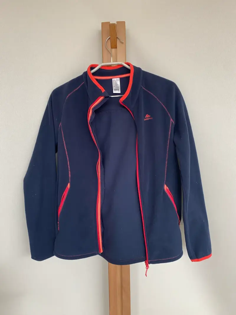 Polar Quechua azul con cierre rojo de Decathlon - 2