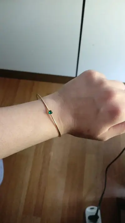 Pulsera dorada con piedra verde elegante - miniatura 1