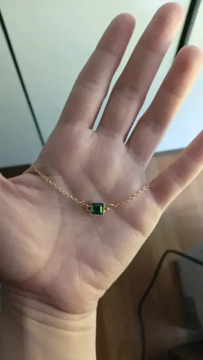 Pulsera dorada con piedra verde elegante - miniatura 2