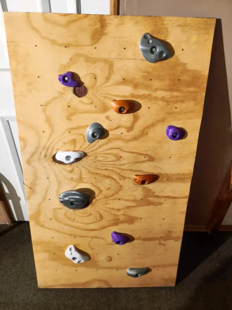 Panel de escalada con presas de colores - 1