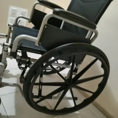 Silla de ruedas en buen estado. - miniatura 1