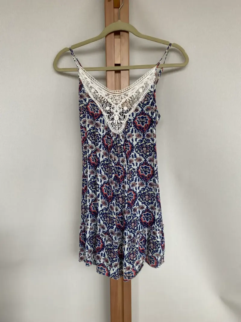 Vestido corto estampado con encaje talla XS - 1