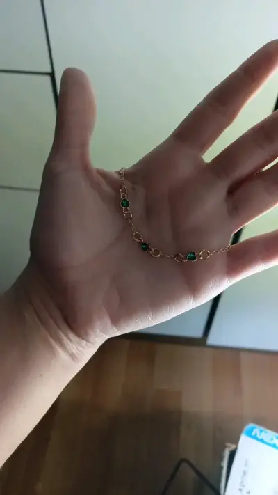 Pulsera dorada con piedra verde elegante - miniatura 3