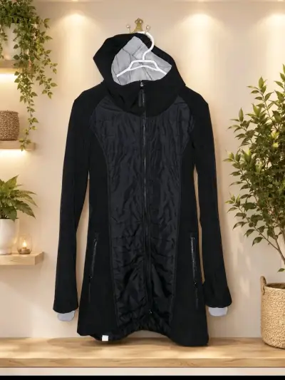 Chaqueta negra con capucha para mujer - miniatura 2