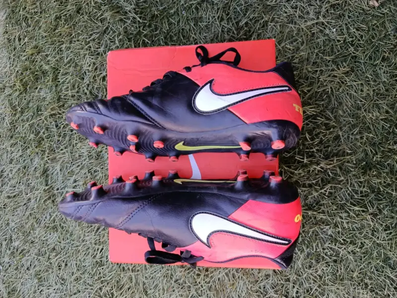 Botines de fútbol Nike Tiempo negros y rojos - 1