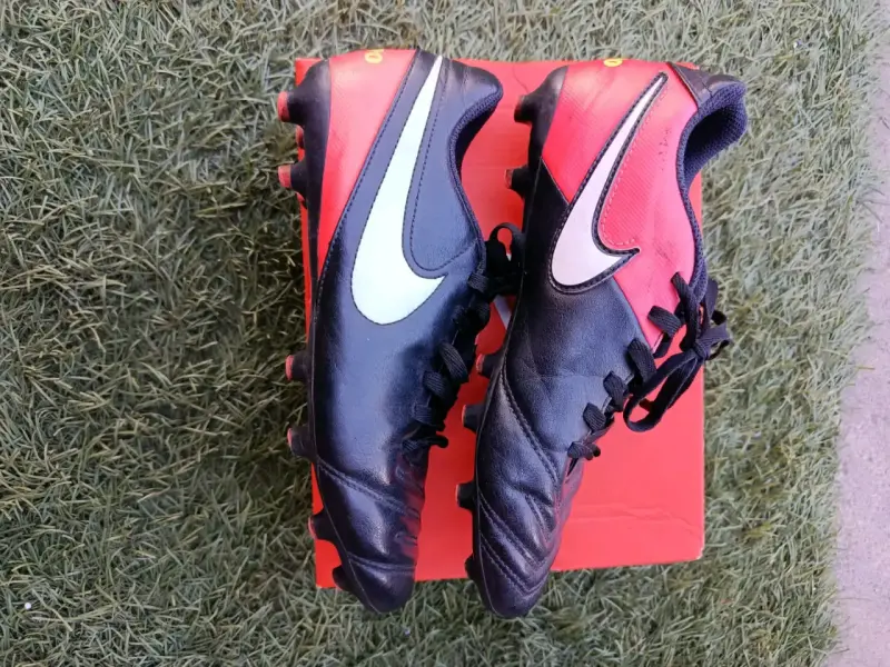 Botines de fútbol Nike Tiempo negros y rojos - 2