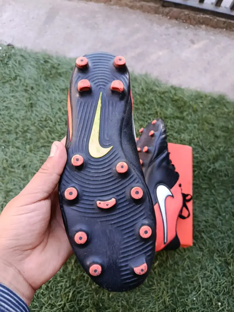 Botines de fútbol Nike Tiempo negros y rojos - 3