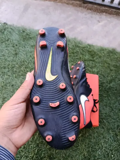 Botines de fútbol Nike Tiempo negros y rojos - miniatura 3