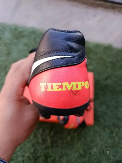 Botines de fútbol Nike Tiempo negros y rojos - miniatura 4