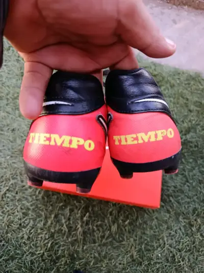Botines de fútbol Nike Tiempo negros y rojos - miniatura 5
