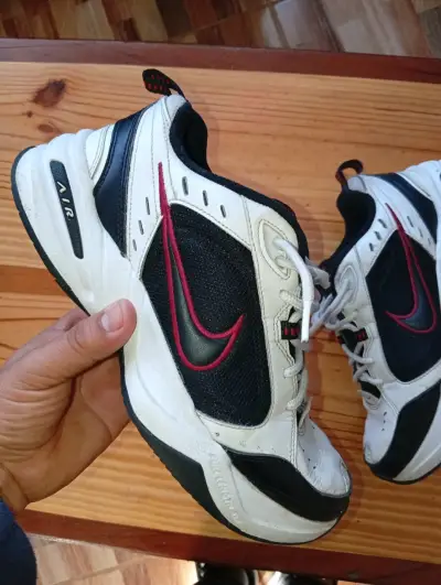 Zapatillas deportivas Nike Air blancas y negras - miniatura 1