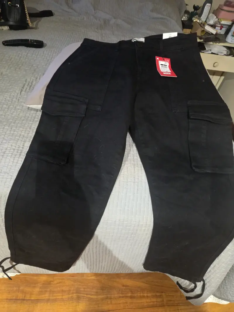 Pantalones cargo negros con bolsillos - 1