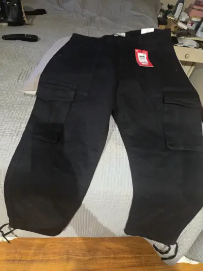 Pantalones cargo negros con bolsillos - miniatura 1