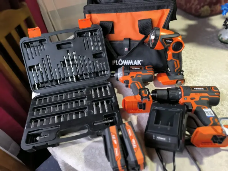 Set de herramientas eléctricas Flowmak con taladro y linterna