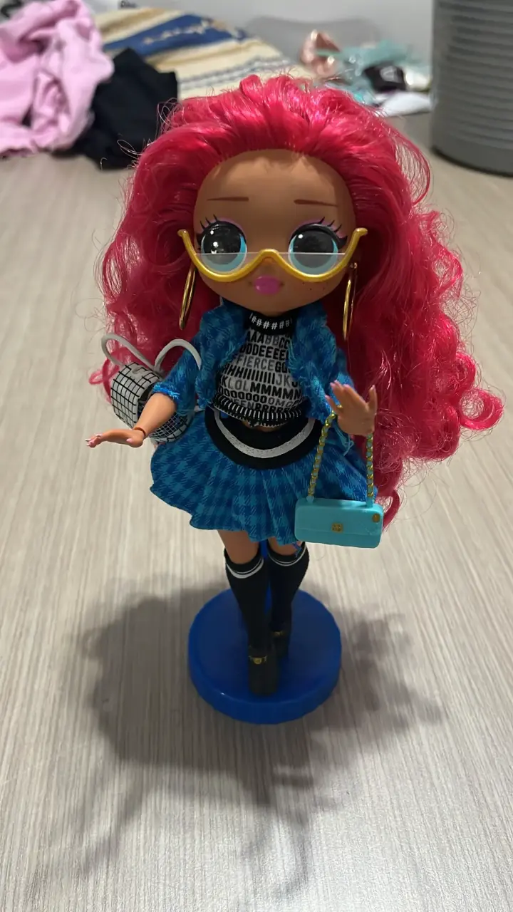 Muñeca LOL Surprise con cabello rosa y accesorios