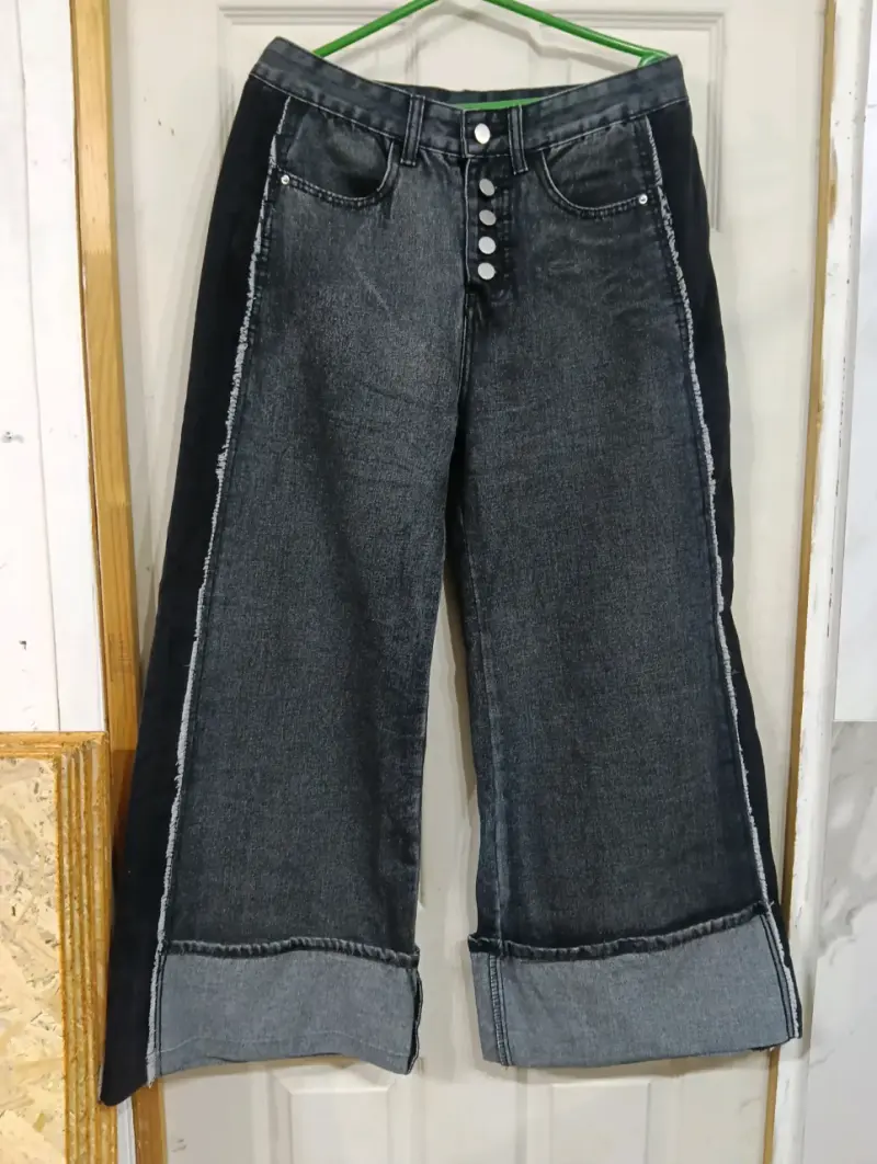 Jeans anchos de mezclilla gris con botones - 1