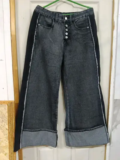 Jeans anchos de mezclilla gris con botones - miniatura 1