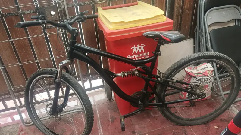 Bicicleta de montaña negra con suspensión - 1