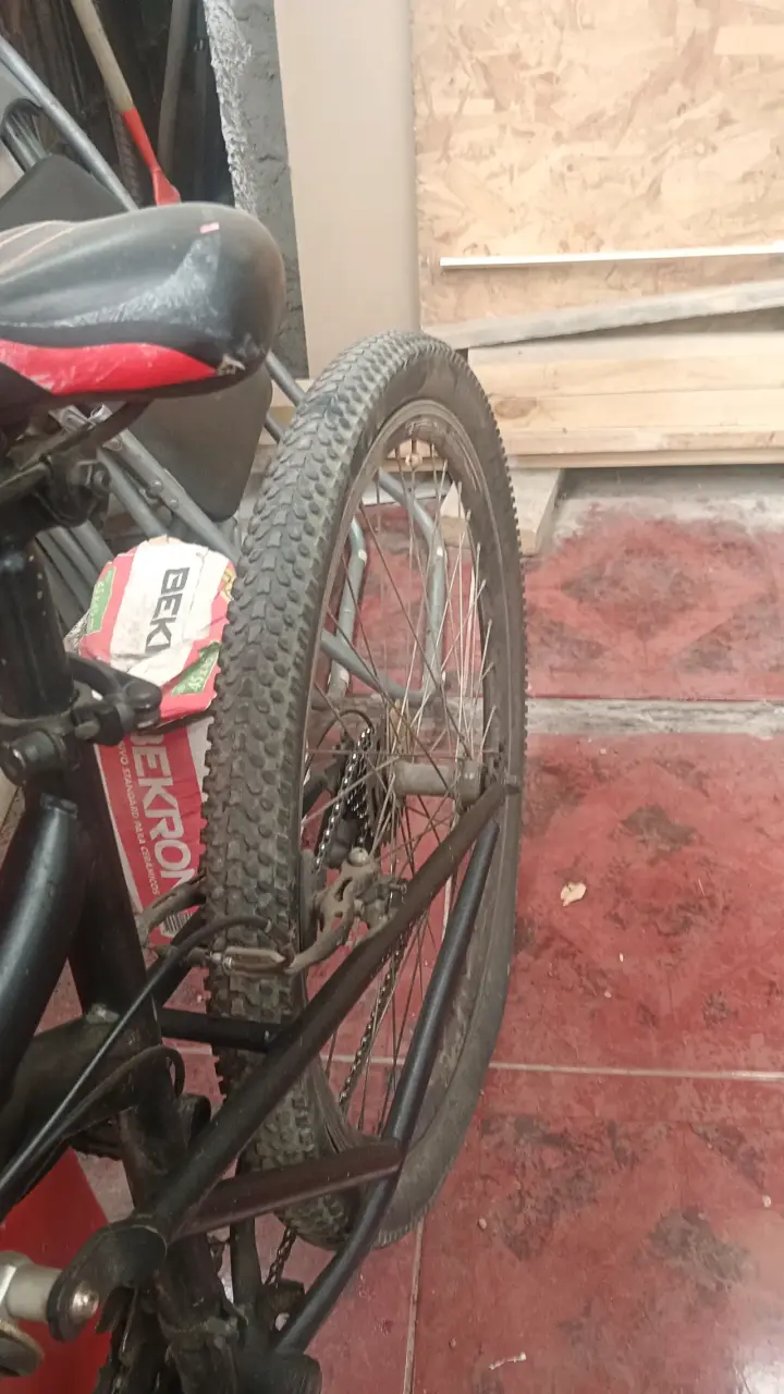 Bicicleta de montaña negra con suspensión - 2