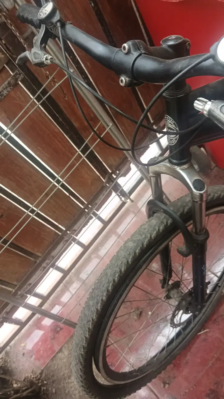 Bicicleta de montaña negra con suspensión - 3