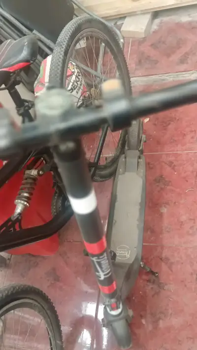 Scooter eléctrico plegable en buen estado - miniatura 2