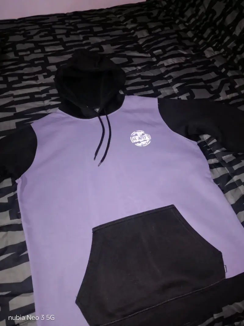Polerón con capucha MAUI morado y negro - 1