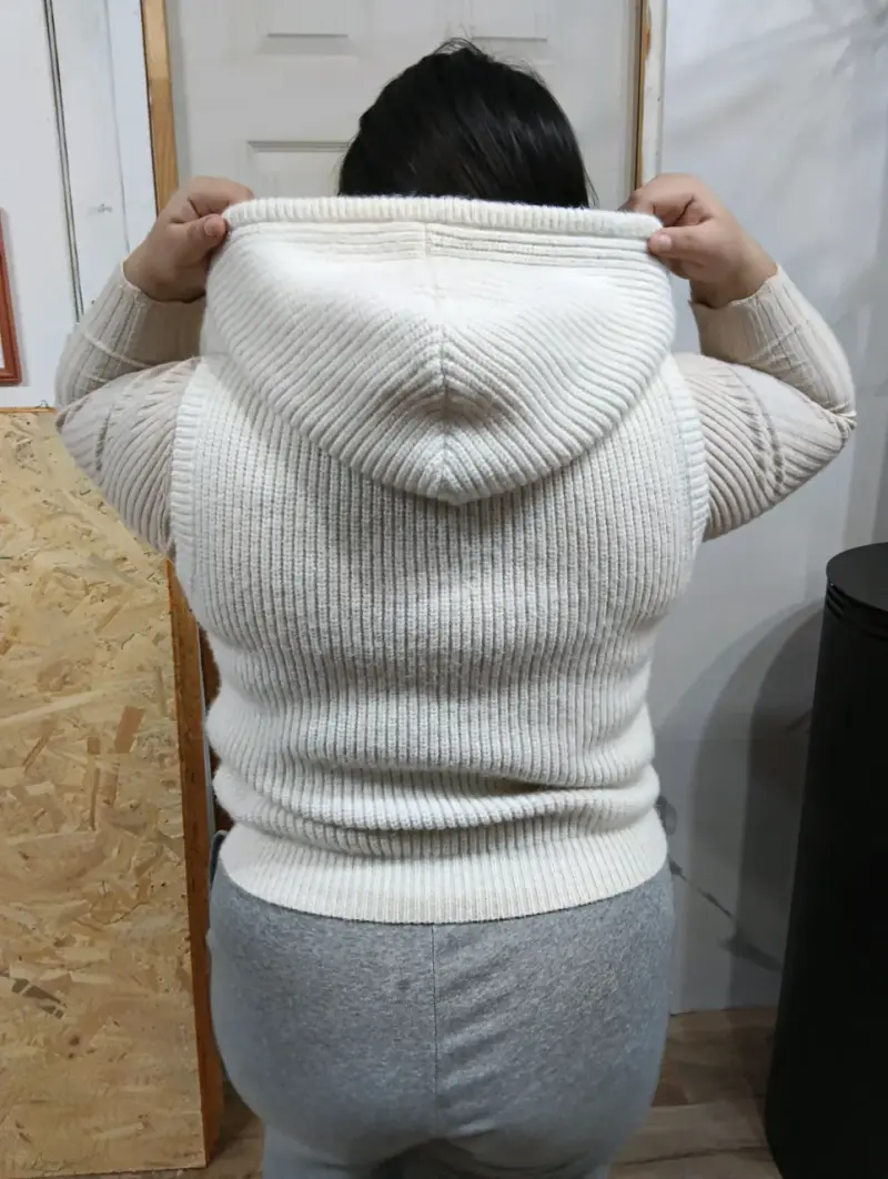 Chaleco sin mangas blanco con capucha - 2