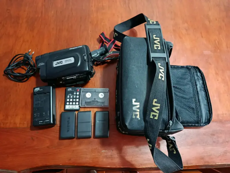 Cámara de video JVC con accesorios completos - 1