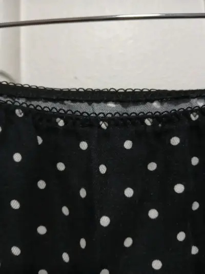 Falda negra con lunares blancos - miniatura 3