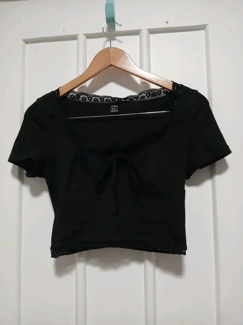 Polera negra con encaje y lazo - 1
