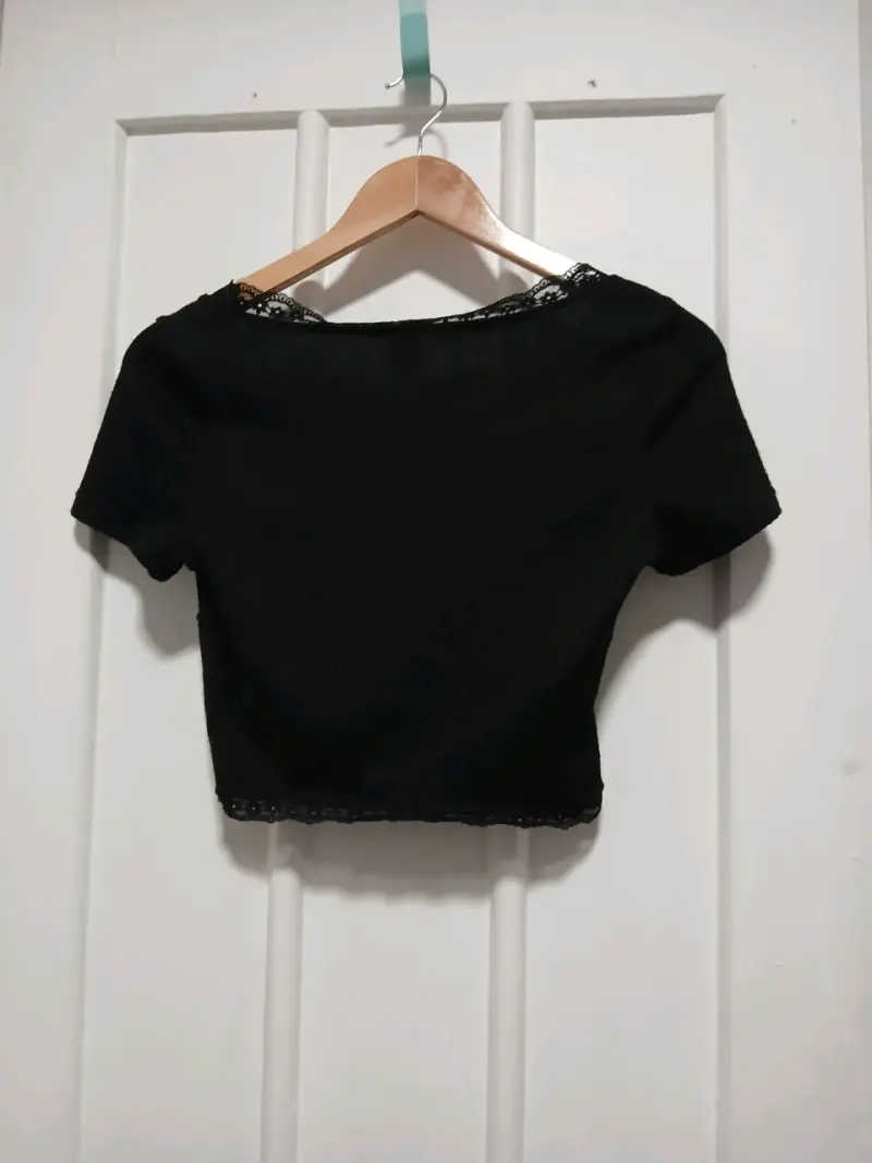 Polera negra con encaje y lazo - 3
