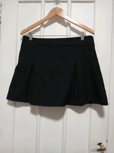 Falda negra clásica para mujer - miniatura 1