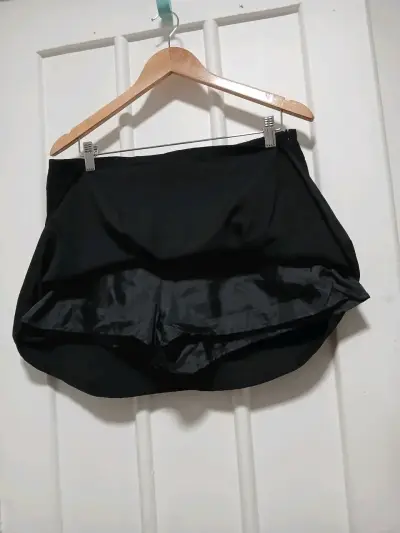 Falda negra clásica para mujer - miniatura 3