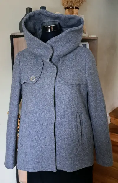 Abrigo gris con capucha elegante - miniatura 1