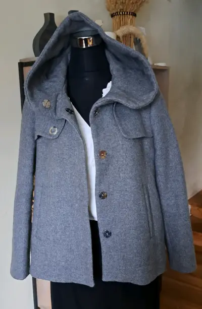 Abrigo gris con capucha elegante - miniatura 2