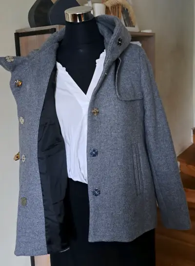 Abrigo gris con capucha elegante - miniatura 3