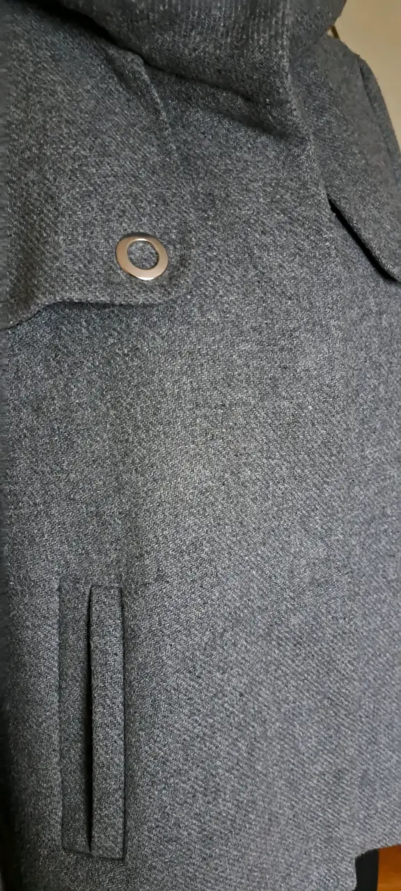 Abrigo gris con capucha elegante - 4