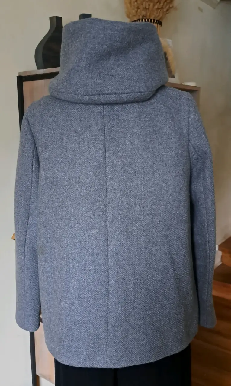 Abrigo gris con capucha elegante - 5