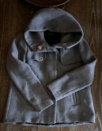 Abrigo gris con capucha elegante - miniatura 6