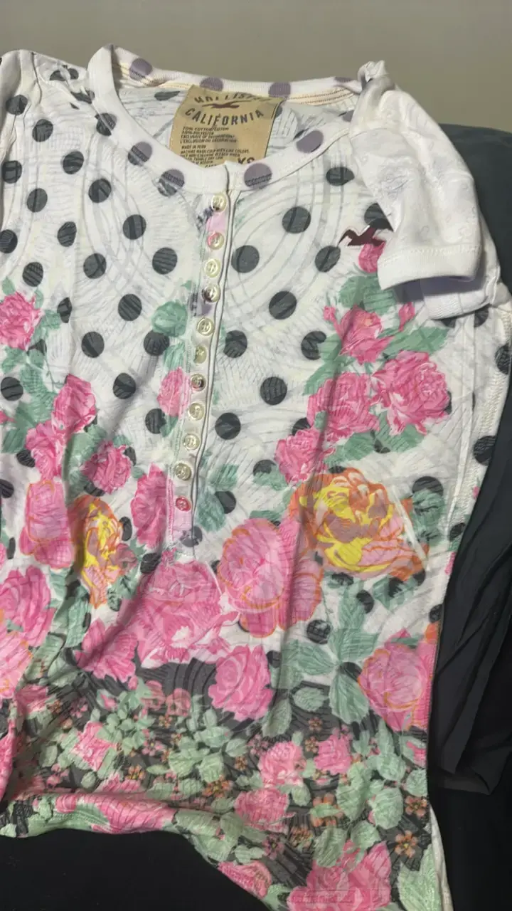 Blusa floral con lunares y botones